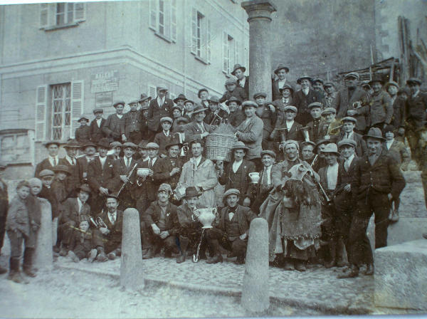 Uomini alla festa di carnevale